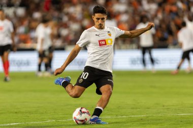 Valencia, İspanya - 17 Ağustos 2024: Valencia FC ve Barcelona F.C. Katalan takımının zaferi. Profesyonel futbolcular.