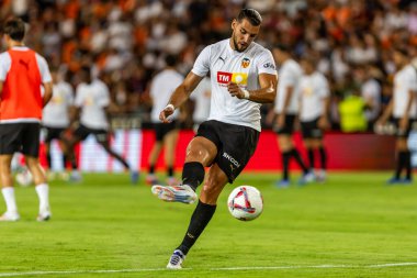 Valencia, İspanya - 17 Ağustos 2024: Valencia FC ve Barcelona F.C. Katalan takımının zaferi. Profesyonel futbolcular.