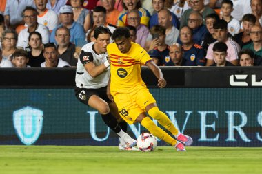 Valencia, İspanya - 17 Ağustos 2024: Valencia FC ve Barcelona F.C. Barselona oyuncuları. Profesyonel futbolcular..