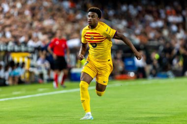 Valencia, İspanya - 17 Ağustos 2024: Valencia FC ve Barcelona F.C. Barselona oyuncuları. Profesyonel futbolcular..