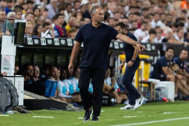 Valencia, İspanya - 17 Ağustos 2024: Valencia FC ve Barcelona F.C. Barselona oyuncuları. Profesyonel futbolcular..