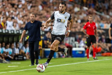 Valencia, İspanya - 17 Ağustos 2024: Valencia FC ve Barcelona F.C. Katalan takımının zaferi. Profesyonel futbolcular.
