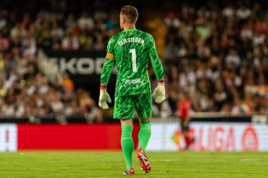 Valencia, İspanya - 17 Ağustos 2024: Valencia FC ve Barcelona F.C. Barselona oyuncuları. Profesyonel futbolcular..