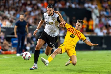 Valencia, İspanya - 17 Ağustos 2024: Valencia FC ve Barcelona F.C. Barselona oyuncuları. Profesyonel futbolcular..