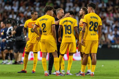 Valencia, İspanya - 17 Ağustos 2024: Valencia FC ve Barcelona F.C. Barselona oyuncuları. Profesyonel futbolcular..