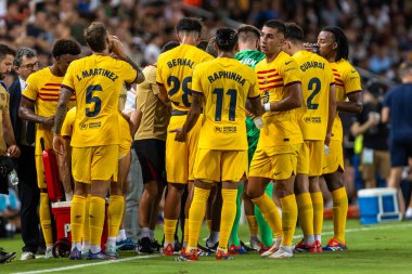Valencia, İspanya - 17 Ağustos 2024: Valencia FC ve Barcelona F.C. Barselona oyuncuları. Profesyonel futbolcular..