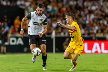 Valencia, İspanya - 17 Ağustos 2024: Valencia FC ve Barcelona F.C. Katalan takımının zaferi. Profesyonel futbolcular.