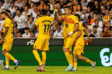Valencia, İspanya - 17 Ağustos 2024: Valencia FC ve Barcelona F.C. Barselona oyuncuları. Profesyonel futbolcular..