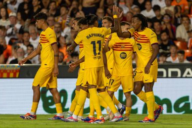 Valencia, İspanya - 17 Ağustos 2024: Valencia FC ve Barcelona F.C. Barselona oyuncuları. Profesyonel futbolcular..
