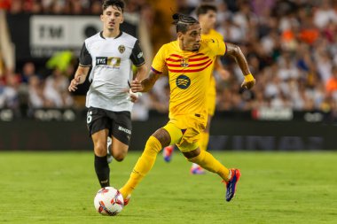 Valencia, İspanya - 17 Ağustos 2024: Valencia FC ve Barcelona F.C. Barselona oyuncuları. Profesyonel futbolcular..