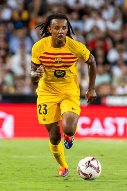 Valencia, İspanya - 17 Ağustos 2024: Valencia FC ve Barcelona F.C. Barselona oyuncuları. Profesyonel futbolcular..