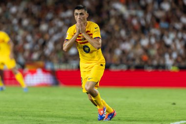 Valencia, İspanya - 17 Ağustos 2024: Valencia FC ve Barcelona F.C. Barselona oyuncuları. Profesyonel futbolcular..
