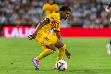Valencia, İspanya - 17 Ağustos 2024: Valencia FC ve Barcelona F.C. Barselona oyuncuları. Profesyonel futbolcular..