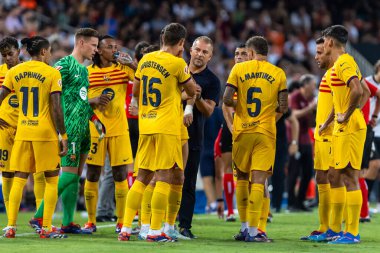 Valencia, İspanya - 17 Ağustos 2024: Valencia FC ve Barcelona F.C. Barselona oyuncuları. Profesyonel futbolcular..