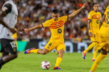 Valencia, İspanya - 17 Ağustos 2024: Valencia FC ve Barcelona F.C. Barselona oyuncuları. Profesyonel futbolcular..