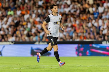 Valencia, İspanya - 17 Ağustos 2024: Valencia FC ve Barcelona F.C. Katalan takımının zaferi. Profesyonel futbolcular.