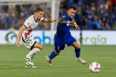 Madrid, İspanya - 24 Ağustos 2024: Getafe FC ve Rayo Vallecano arasında oynanan lig maçı Madrid 'de oynandı. Lig 2024, 2025. Profesyonel futbolcular. Lig maçı. Getafe ve Rayo Vallecano