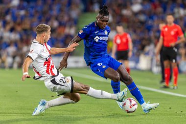 Madrid, İspanya - 24 Ağustos 2024: Getafe FC ve Rayo Vallecano arasında oynanan lig maçı Madrid 'de oynandı. Lig 2024, 2025. Profesyonel futbolcular. Lig maçı. Getafe ve Rayo Vallecano