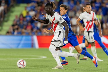 Madrid, İspanya - 24 Ağustos 2024: Getafe FC ve Rayo Vallecano arasında oynanan lig maçı Madrid 'de oynandı. Lig 2024, 2025. Profesyonel futbolcular. Lig maçı. Getafe ve Rayo Vallecano