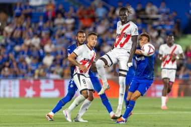 Madrid, İspanya - 24 Ağustos 2024: Getafe FC ve Rayo Vallecano arasında oynanan lig maçı Madrid 'de oynandı. Lig 2024, 2025. Profesyonel futbolcular. Lig maçı. Getafe ve Rayo Vallecano