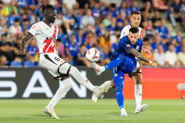 Madrid, İspanya - 24 Ağustos 2024: Getafe FC ve Rayo Vallecano arasında oynanan lig maçı Madrid 'de oynandı. Lig 2024, 2025. Profesyonel futbolcular. Lig maçı. Getafe ve Rayo Vallecano