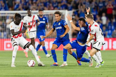 Madrid, İspanya - 24 Ağustos 2024: Getafe FC ve Rayo Vallecano arasında oynanan lig maçı Madrid 'de oynandı. Lig 2024, 2025. Profesyonel futbolcular. Lig maçı. Getafe ve Rayo Vallecano