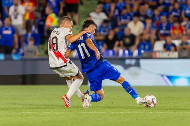 Madrid, İspanya - 24 Ağustos 2024: Getafe FC ve Rayo Vallecano arasında oynanan lig maçı Madrid 'de oynandı. Lig 2024, 2025. Profesyonel futbolcular. Lig maçı. Getafe ve Rayo Vallecano