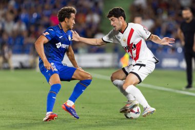 Madrid, İspanya - 24 Ağustos 2024: Getafe FC ve Rayo Vallecano arasında oynanan lig maçı Madrid 'de oynandı. Lig 2024, 2025. Profesyonel futbolcular. Lig maçı. Getafe ve Rayo Vallecano