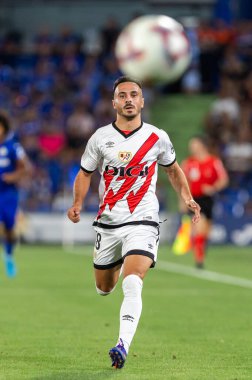 Madrid, İspanya - 24 Ağustos 2024: Getafe FC ve Rayo Vallecano arasında oynanan lig maçı Madrid 'de oynandı. Lig 2024, 2025. Profesyonel futbolcular. Lig maçı. Getafe ve Rayo Vallecano