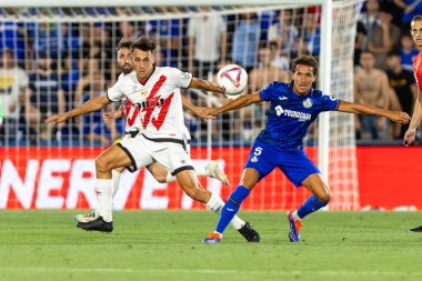 Madrid, İspanya - 24 Ağustos 2024: Getafe FC ve Rayo Vallecano arasında oynanan lig maçı Madrid 'de oynandı. Lig 2024, 2025. Profesyonel futbolcular. Lig maçı. Getafe ve Rayo Vallecano