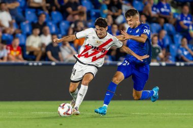 Madrid, İspanya - 24 Ağustos 2024: Getafe FC ve Rayo Vallecano arasında oynanan lig maçı Madrid 'de oynandı. Lig 2024, 2025. Profesyonel futbolcular. Lig maçı. Getafe ve Rayo Vallecano