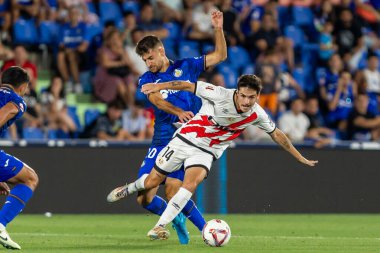Madrid, İspanya - 24 Ağustos 2024: Getafe FC ve Rayo Vallecano arasında oynanan lig maçı Madrid 'de oynandı. Lig 2024, 2025. Profesyonel futbolcular. Lig maçı. Getafe ve Rayo Vallecano
