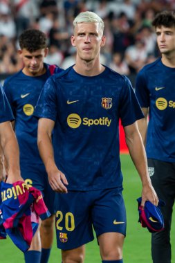 Madrid, İspanya - 27 Ağustos 2024: Madrid 'de oynanan Rayo Vallecano ve FC Barcelona ligi maçı. Dani Olmo ilk maçında bir golle ilk maçına çıkıyor. Futbolcular.