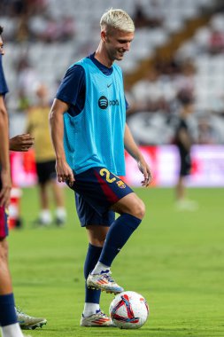 Madrid, İspanya - 27 Ağustos 2024: Madrid 'de oynanan Rayo Vallecano ve FC Barcelona ligi maçı. Dani Olmo ilk maçında bir golle ilk maçına çıkıyor. Futbolcular.