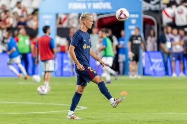 Madrid, İspanya - 27 Ağustos 2024: Madrid 'de oynanan Rayo Vallecano ve FC Barcelona ligi maçı. Dani Olmo ilk maçında bir golle ilk maçına çıkıyor. Futbolcular.
