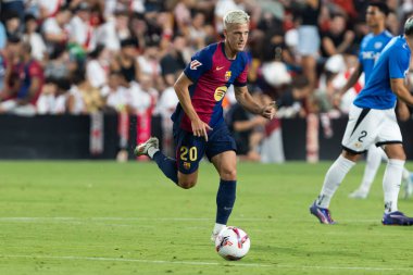 Madrid, İspanya - 27 Ağustos 2024: Madrid 'de oynanan Rayo Vallecano ve FC Barcelona ligi maçı. Dani Olmo ilk maçında bir golle ilk maçına çıkıyor. Futbolcular.