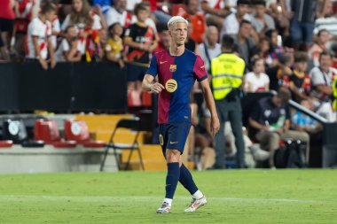 Madrid, İspanya - 27 Ağustos 2024: Madrid 'de oynanan Rayo Vallecano ve FC Barcelona ligi maçı. Dani Olmo ilk maçında bir golle ilk maçına çıkıyor. Futbolcular.