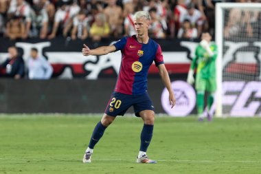 Madrid, İspanya - 27 Ağustos 2024: Madrid 'de oynanan Rayo Vallecano ve FC Barcelona ligi maçı. Dani Olmo ilk maçında bir golle ilk maçına çıkıyor. Futbolcular.