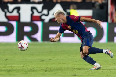 Madrid, İspanya - 27 Ağustos 2024: Madrid 'de oynanan Rayo Vallecano ve FC Barcelona ligi maçı. Dani Olmo ilk maçında bir golle ilk maçına çıkıyor. Futbolcular.