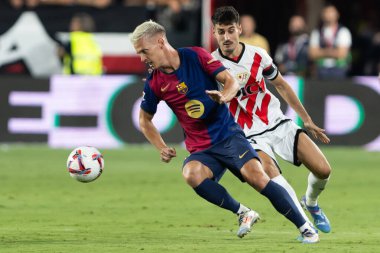 Madrid, İspanya - 27 Ağustos 2024: Madrid 'de oynanan Rayo Vallecano ve FC Barcelona ligi maçı. Dani Olmo ilk maçında bir golle ilk maçına çıkıyor. Futbolcular.