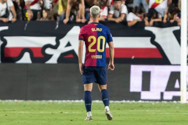 Madrid, İspanya - 27 Ağustos 2024: Madrid 'de oynanan Rayo Vallecano ve FC Barcelona ligi maçı. Dani Olmo ilk maçında bir golle ilk maçına çıkıyor. Futbolcular.