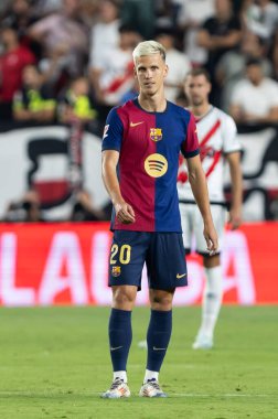 Madrid, İspanya - 27 Ağustos 2024: Madrid 'de oynanan Rayo Vallecano ve FC Barcelona ligi maçı. Dani Olmo ilk maçında bir golle ilk maçına çıkıyor. Futbolcular.