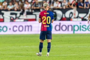Madrid, İspanya - 27 Ağustos 2024: Madrid 'de oynanan Rayo Vallecano ve FC Barcelona ligi maçı. Dani Olmo ilk maçında bir golle ilk maçına çıkıyor. Futbolcular.