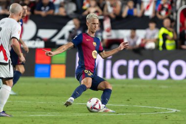 Madrid, İspanya - 27 Ağustos 2024: Madrid 'de oynanan Rayo Vallecano ve FC Barcelona ligi maçı. Dani Olmo ilk maçında bir golle ilk maçına çıkıyor. Futbolcular.