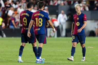 Madrid, İspanya - 27 Ağustos 2024: Madrid 'de oynanan Rayo Vallecano ve FC Barcelona ligi maçı. Dani Olmo ilk maçında bir golle ilk maçına çıkıyor. Futbolcular.
