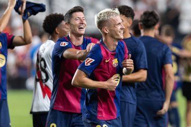 Madrid, İspanya - 27 Ağustos 2024: Madrid 'de oynanan Rayo Vallecano ve FC Barcelona ligi maçı. Dani Olmo ilk maçında bir golle ilk maçına çıkıyor. Futbolcular.