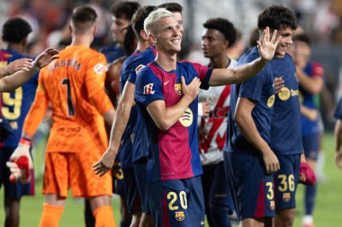Madrid, İspanya - 27 Ağustos 2024: Madrid 'de oynanan Rayo Vallecano ve FC Barcelona ligi maçı. Dani Olmo ilk maçında bir golle ilk maçına çıkıyor. Futbolcular.