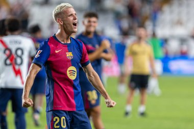Madrid, İspanya - 27 Ağustos 2024: Madrid 'de oynanan Rayo Vallecano ve FC Barcelona ligi maçı. Dani Olmo ilk maçında bir golle ilk maçına çıkıyor. Futbolcular.