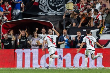 Madrid, İspanya - 27 Ağustos 2024: Madrid 'de oynanan Rayo Vallecano ve FC Barcelona ligi maçı. Rayo Vallecano oyuncuları. Futbolcular.
