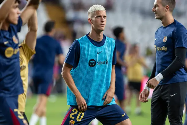 Madrid, İspanya - 27 Ağustos 2024: Madrid 'de oynanan Rayo Vallecano ve FC Barcelona ligi maçı. Dani Olmo ilk maçında bir golle ilk maçına çıkıyor. Futbolcular.